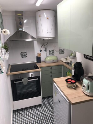 Geladeira, micro-ondas, fogão, cooktop