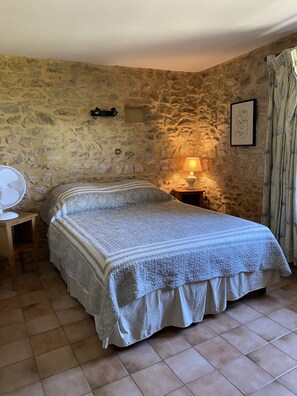 4 habitaciones, tabla de planchar con plancha y cuna de viaje