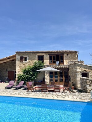 Una piscina al aire libre
