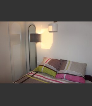 1 slaapkamer, een strijkplank/strijkijzer, wifi