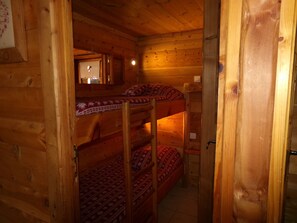 3 makuuhuonetta, silitysrauta/-lauta