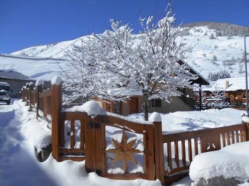 Appartement neuf très bien équipe ambiance chaleureuse de montagne Vars 05560