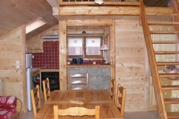 séjour, coin cuisine tout équipée.