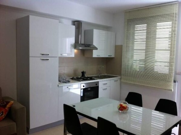 Frigorifero, forno, piano cottura, lavastoviglie