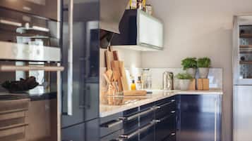 Frigorifero, microonde, forno, piano cottura