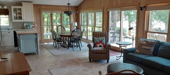 Charming Lake Leelanau cottage