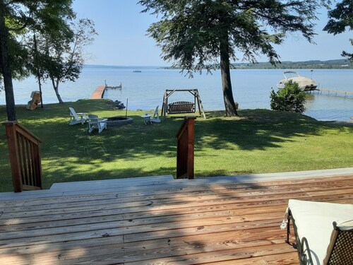 Charming Lake Leelanau cottage