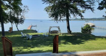 Charming Lake Leelanau cottage