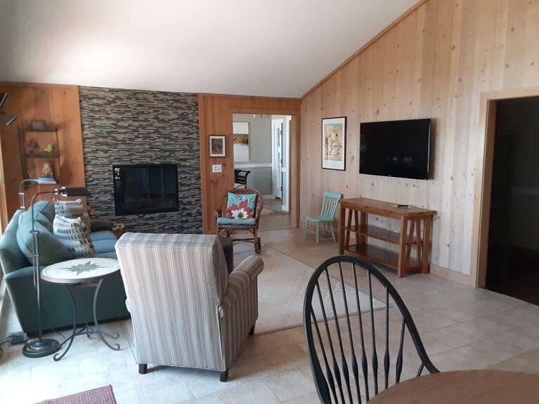 Charming Lake Leelanau Cottage - Suttons Bay, MI