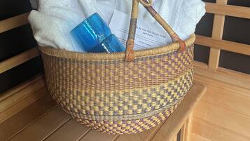 Regadera, secadora de cabello, toallas, jabón