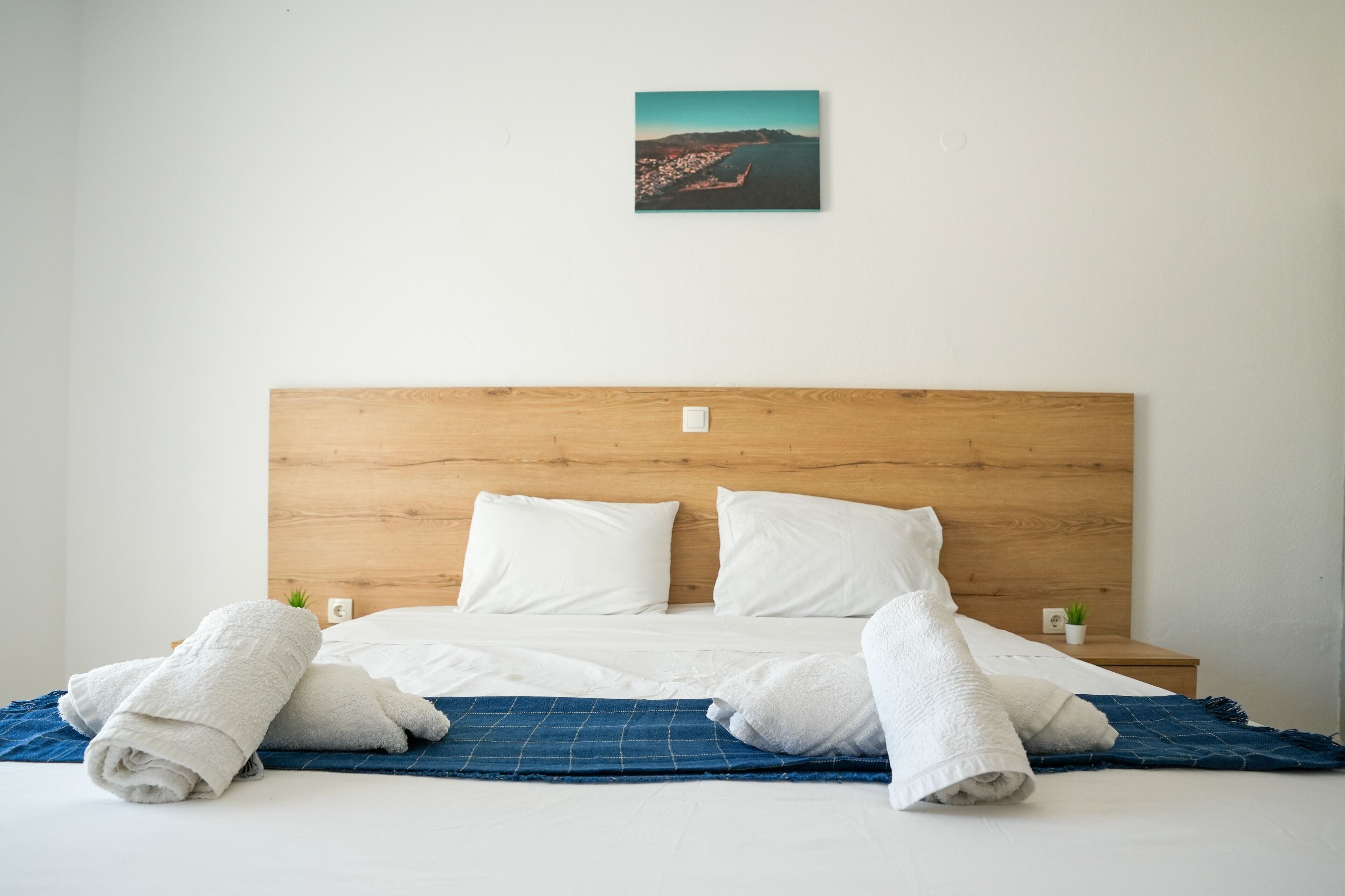 Basic Room | Desk, laptop workspace, iron/ironing board (on request), WiFi (free)