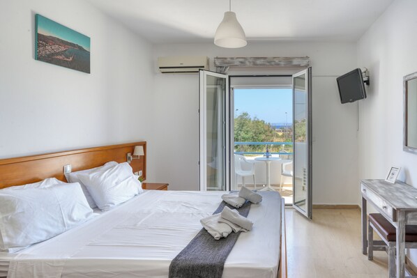 Escritorio y espacio para trabajar con laptop 