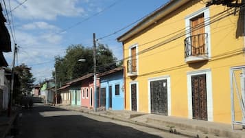 Vista frontal de la propiedad