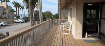 PRIVATE SINGLE FAMILY HOUSE with nice deck for Friday Night Fireworks, quiet