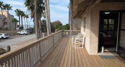 PRIVATE SINGLE FAMILY HOUSE with nice deck for Friday Night Fireworks, quiet
