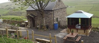 Crofters Cottage Cosy,Romantic with 24/7 private hottub sole use,Farm holiday