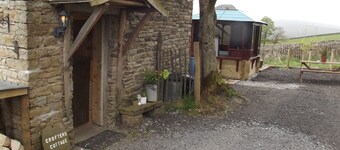 Crofters Cottage Cosy,Romantic with 24/7 private hottub sole use,Farm holiday