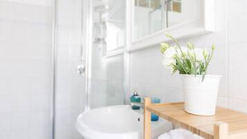 Dusche, Haartrockner, Bidet, Handtücher