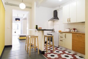 Kylskåp, spishäll, kaffe- och tebryggare och brödrost
