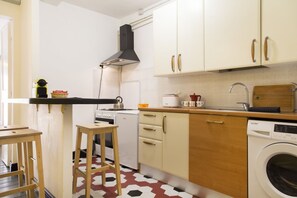 Refrigerador, parrilla de estufa, cafetera y tetera y tetera eléctrica 