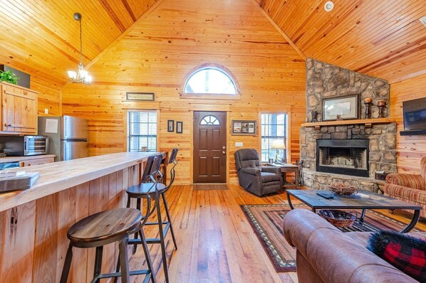 TV, fireplace, video games - Deep in the hardwoods near the end of Timber Creek Trail, you will discover this (Broken Bow)