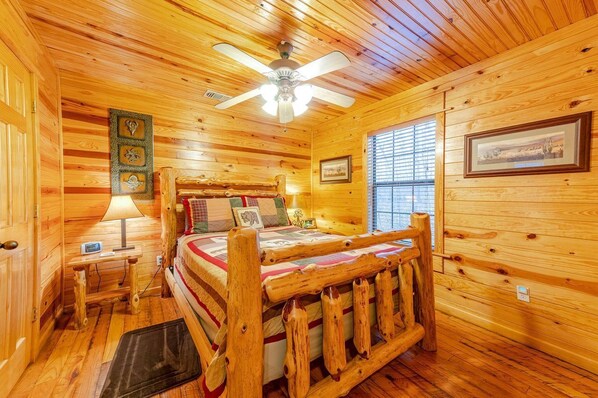 3 bedrooms, Internet, bed sheets - Deep in the hardwoods near the end of Timber Creek Trail, you will discover this (Broken Bow)