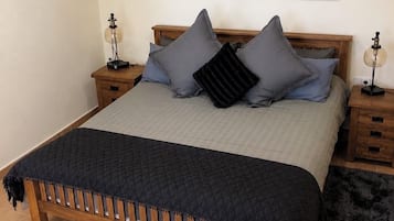 5 bedrooms, desk, iron/ironing board, WiFi