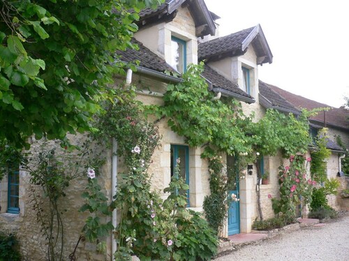 4 bedrooms 2 bathrooms 10 people, with pool and large garden beautifully decorated