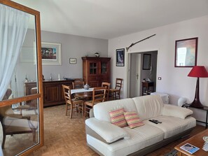 TV connectée, lecteur de DVD, livres, chaîne hi-fi