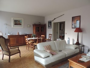 Smart TV, DVD player, books, stereo