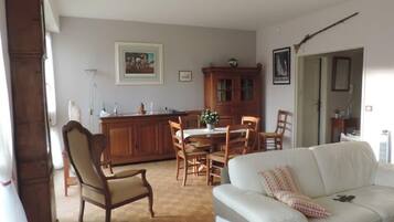 Smart TV, DVD player, books, stereo