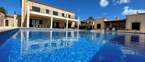 حمّام سباحة خارجي