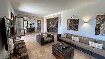 TV, fireplace, stereo