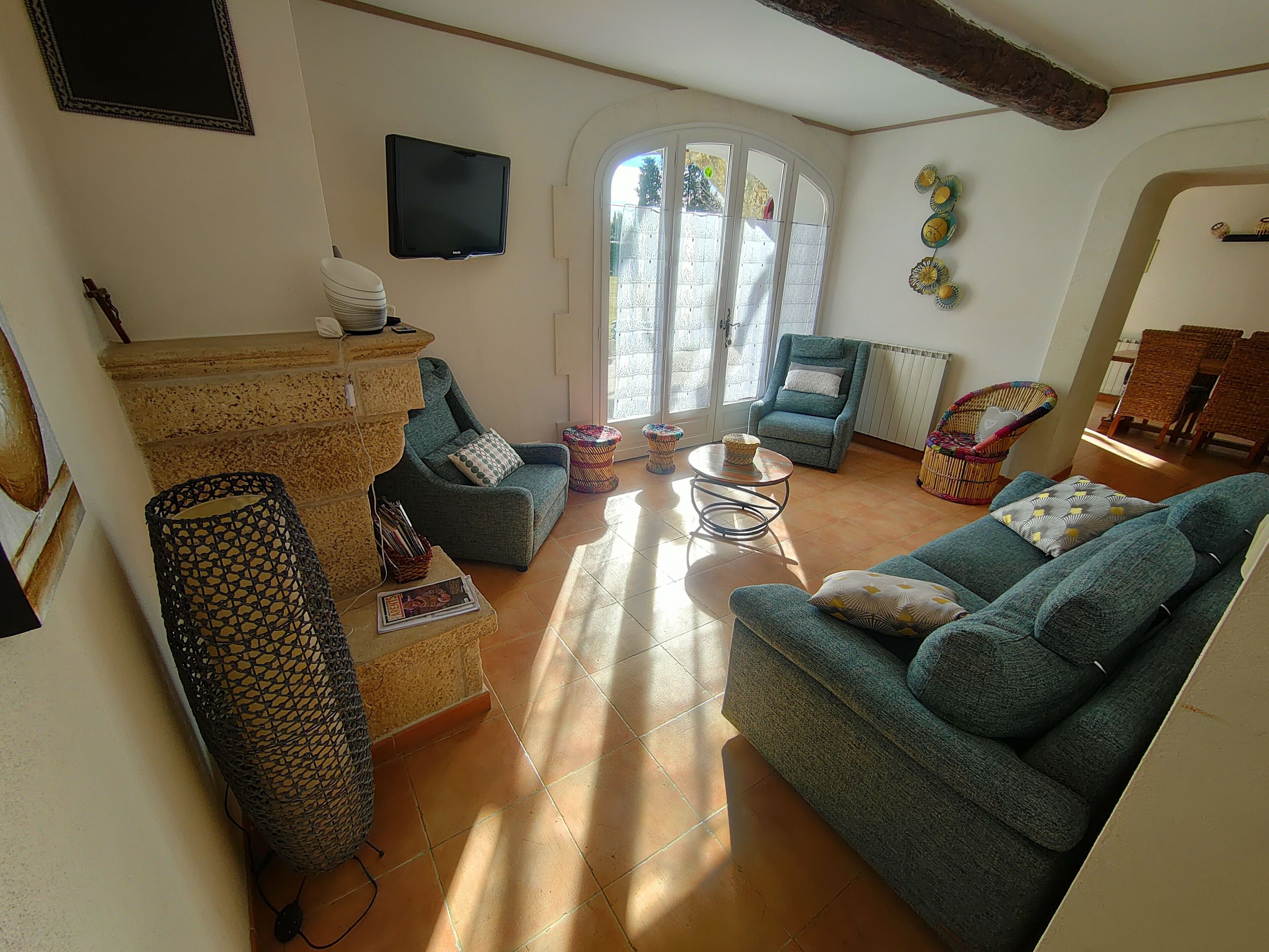 Televisie, een dvd-speler, tafelvoetbal en een tafeltennistafel