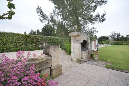 Charming cottage in the countryside between St Rémy de Provence and Avignon