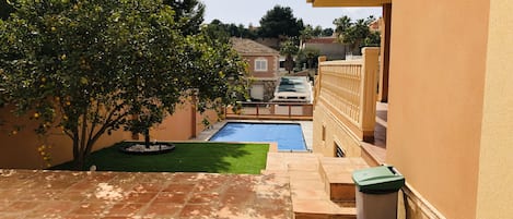 Una piscina al aire libre, una piscina climatizada