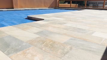 Een buitenzwembad, een verwarmd zwembad