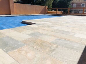 Een buitenzwembad en een verwarmd zwembad