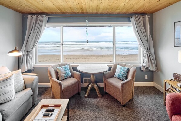 TV, offices - Spacious Beachfront Suite - Sleeps 7 - Second Floor - Pool and Sauna! (Lincoln City)