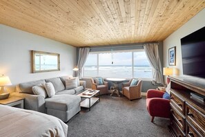 TV, offices - Spacious Beachfront Suite - Sleeps 7 - Second Floor - Pool and Sauna! (Lincoln City)