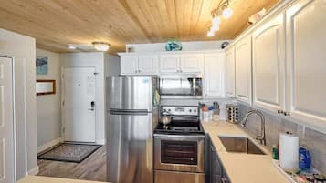 Een koelkast, een microgolfoven, een oven, een kookplaat