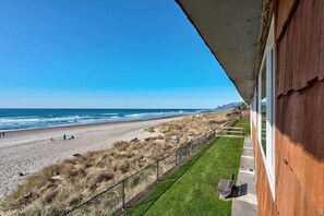 På stranden