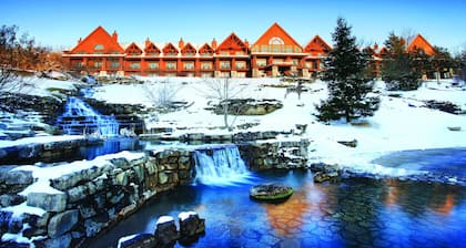 Top Floor Eagles Nest Condo with Pool and Hot Tub and Lake Views next to Silver