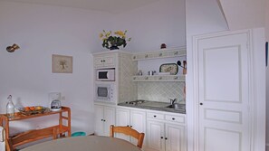 Kühlschrank, Mikrowelle, Ofen, Kochgeschirr/Geschirr/Besteck