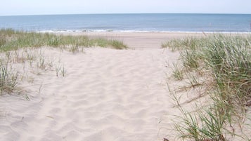 In Strandnähe, Liegestühle, Strandtücher