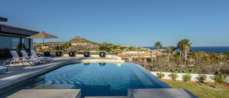 من حمّامات السباحة المغطاة، حمّام سباحة خارجي