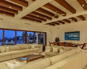 Smart TV, chimenea, videojuegos y reproductor de DVD 