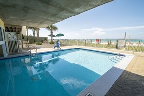 Una piscina techada, una piscina climatizada