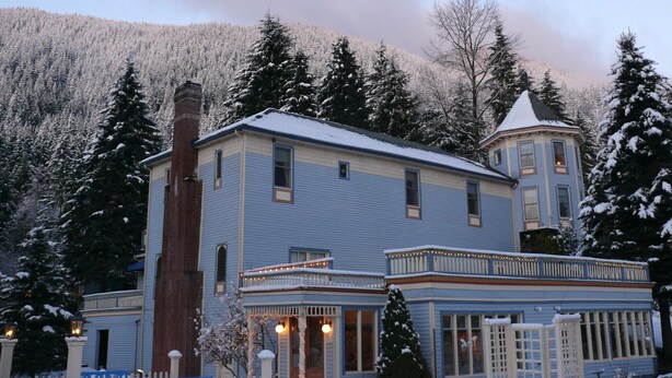 A two-story building with a blue exterior and a brick chimney. - Alexander's Lodge At Mt Rainier (Breakfast Included, NO Pets) (Ashford)