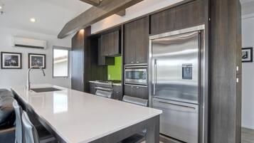 Kjøleskap, mikrobølgeovn, ovn og oppvaskmaskin